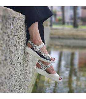 mujer posando con las sandalias Comfort Class puestas con pantalon negro