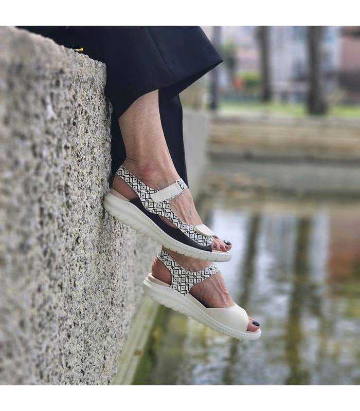 mujer posando con las sandalias Comfort Class puestas con pantalon negro