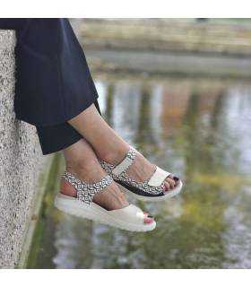 sandalias Comfort Class mujer blanco negro geométrico puestas