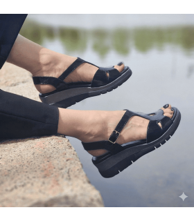 Sandalias cuña D’Chicas mujer piel negras puestas