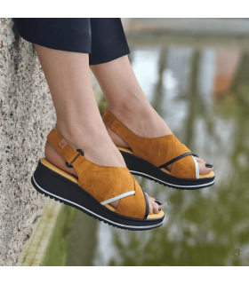 Sandalias mujer cómodas cuña piel de Jose Sáenz puestas