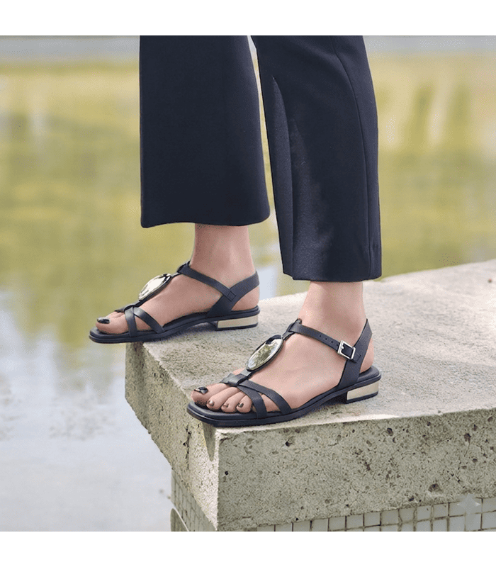 sandalias planas mujer negras combinadas con pantalon negro puestas