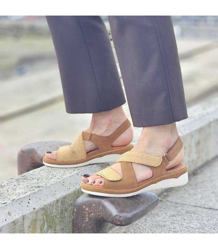 mujer posando con las sandalias marrones de Comfort Class puestas