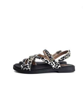 detalle sandalias mujer hebilla ajustable cómodas