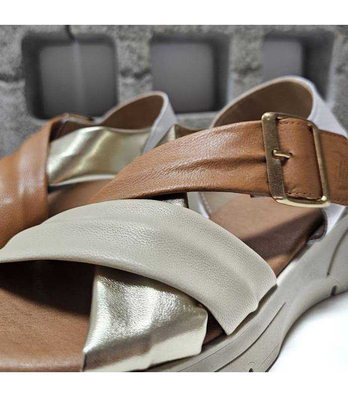 detalle dela combinacion de piels de las sandalias marrones y blancas