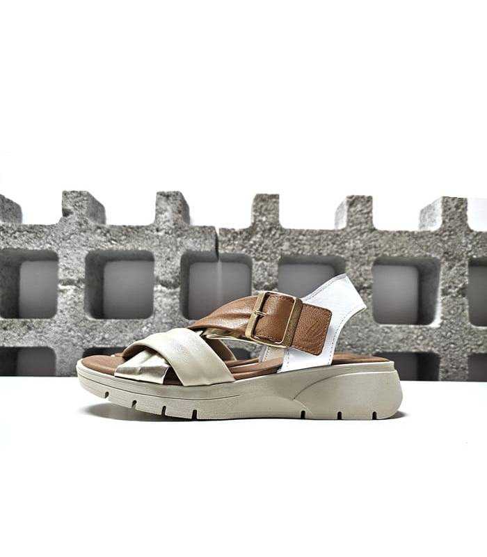 Sandalias piel marron y blanca Lola Canales vista perfil