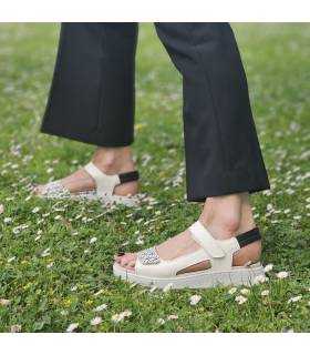 mujer posando con las sandalias de Comfort Class comodas puestas