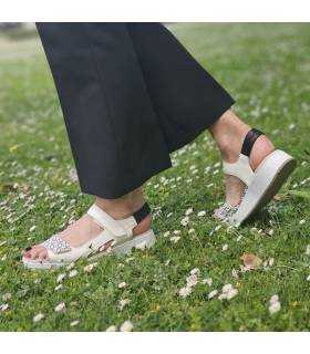Sandalias Oslo piel blanca y  negras de mujer fabricada por Comfort Class puestas