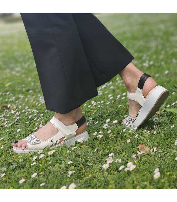 Sandalias Oslo piel blanca y  negras de mujer fabricada por Comfort Class puestas