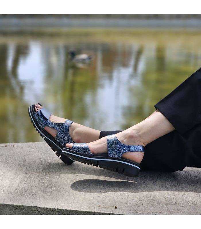 sandlias horma ancha bonitas piel azul  del Doctor Cutillas puestas