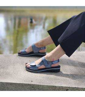 Sandalias mujer horma ancha azules Doctor Cutillas velcro puestas