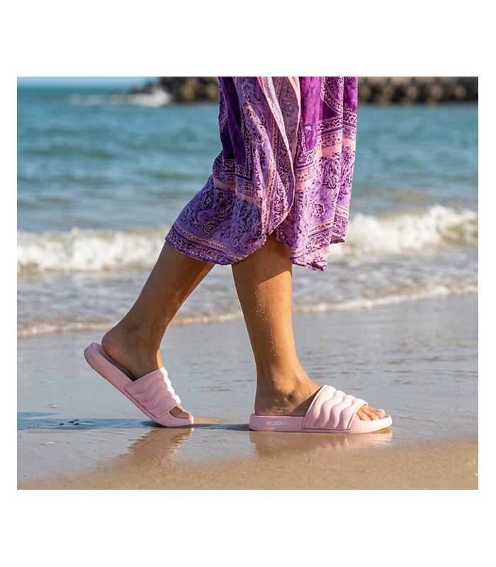 Chanclas mujer pala rosa Nicoboco comodas puestas en la playa