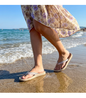 chanclas mujer cómodas playa Nicoboco beige puestas pasenado en la orilla del mar