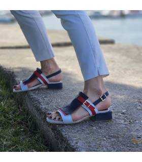 mujer con las Sandalias cómodas mujer hebilla de piel Nival marineras puestas