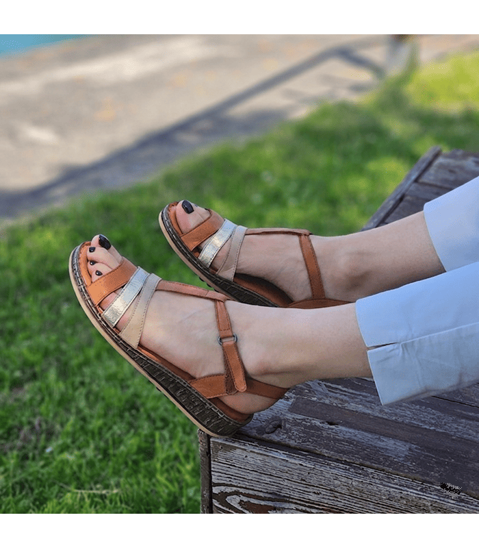 sandalias comodas mujer de Vicamrt de piel marrones puestas