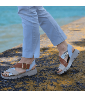 Sandalias mujer piel cómodas velcro Lola Canales beige marron puestas