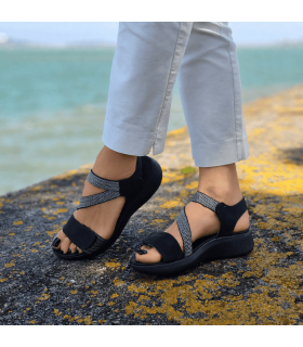 mujer posando con las sandalias comodas negras de Mysoft puestas