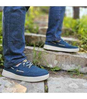 hombre posando con los nauticos de lona azules de Luisetti puestos de rebajas