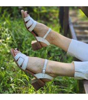 Sandalias blancas mujer tacón cómodo piel hebilla Sparwoman puestas