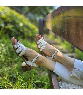 mujer posando con las sandalias blancas con tacon comodo de Sparwoman puestas