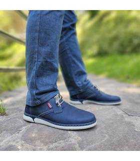 hombre posando con vaqueros y los zapatos comodos azules de verano con cordones de Luisetti de rebajas