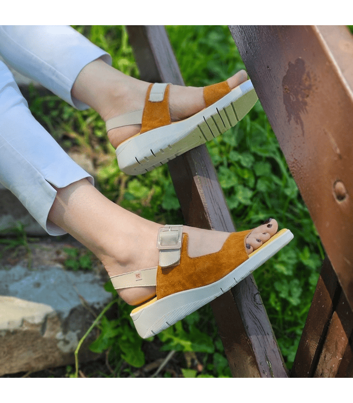 Sandalias mujer cómodas piel cuña velcro José Sáenz mostaza puestas