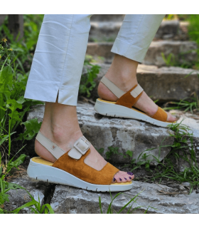 mujer posando con las sandalias comodas marrones de Jose Saenz puestas