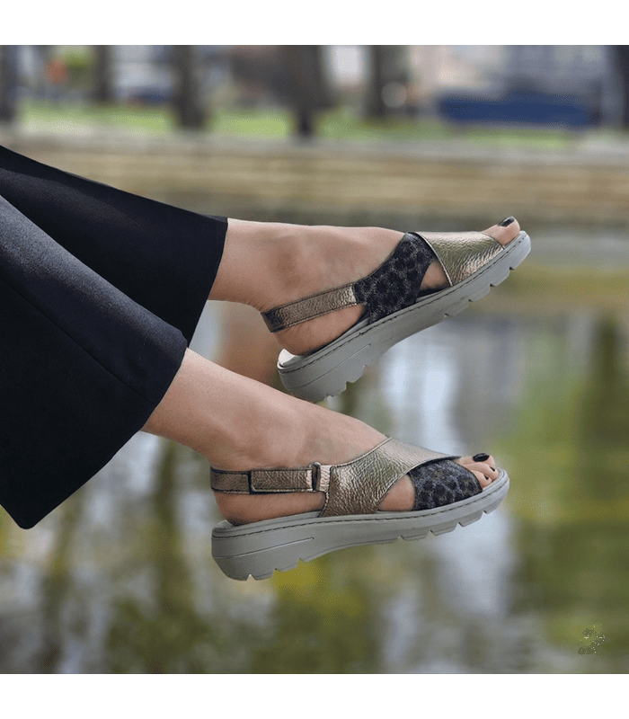 Sandalias cuña animal print Suave by Leyland cómodas puestas de rebajas