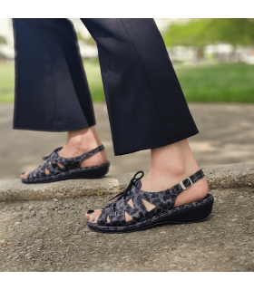 Sandalias horma ancha mujer Suave by Leyland con cordón ajustable piel animal print puestas