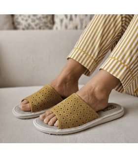 Zapatillas casa verano mujer abiertas Gomus mostaza ligeras puestas