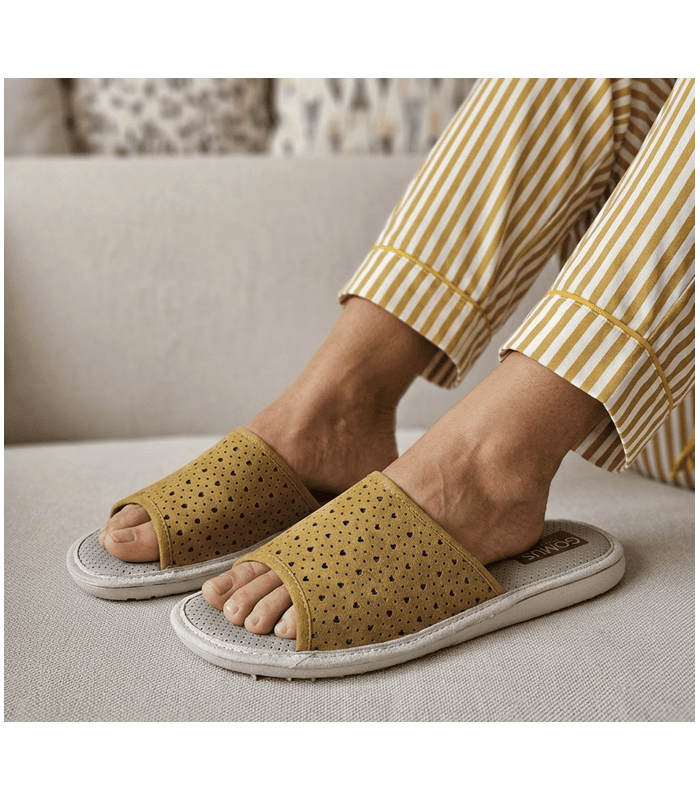 Zapatillas casa verano mujer abiertas Gomus mostaza ligeras puestas
