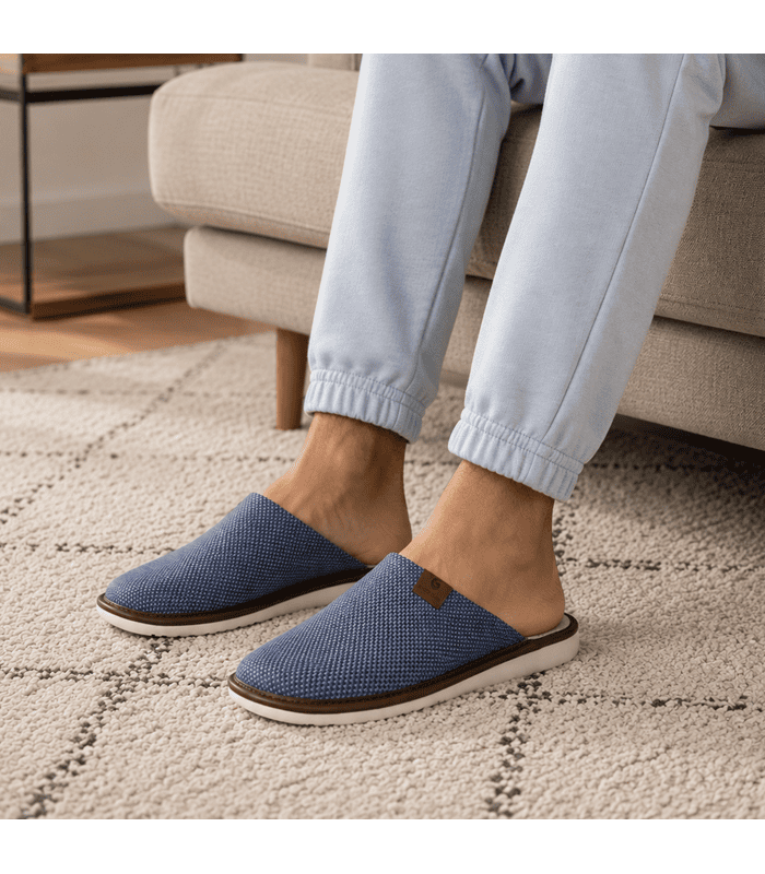 Zapatillas casa hombre azules verano Gomus Garrido Muro puestas