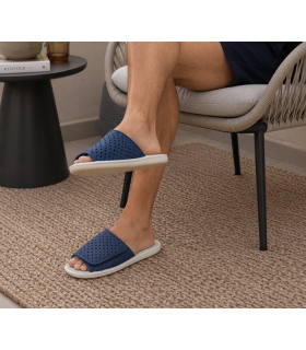 Zapatillas casa verano hombre abiertas Gomus azul ligeras puestas