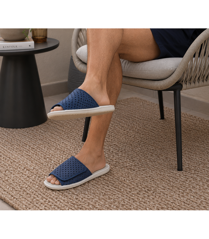 Zapatillas casa verano hombre abiertas Gomus azul ligeras puestas