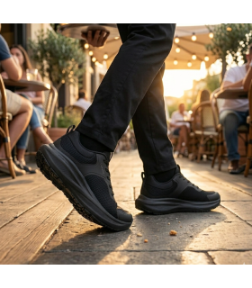 Zapatillas cómodas hombre negras Luisetti antideslizantes puestas en un camarero