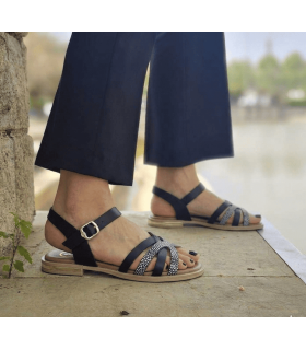 Sandalias mujer Lola Canales negras plnas de piel puestas
