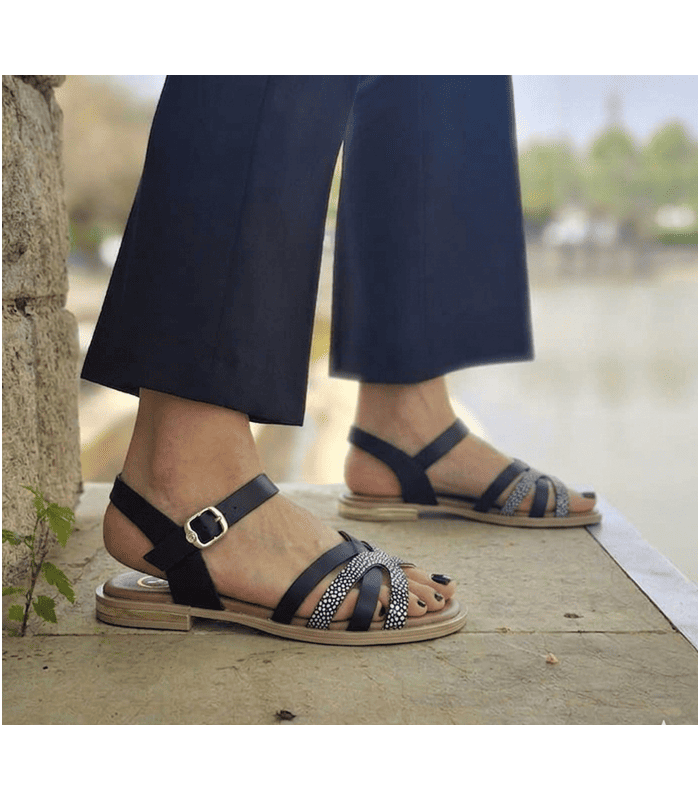 Sandalias mujer Lola Canales negras plnas de piel puestas