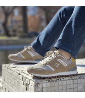 Zapatillas deportivas hombre color beige de Dunlop puestas