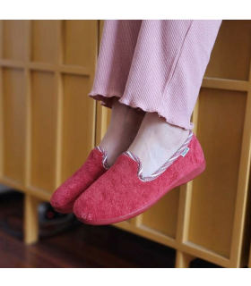 Zapatillas casa mujer textil rizo de Garrido Muro roja puestas
