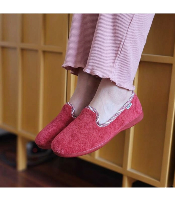 Zapatillas casa mujer textil rizo de Garrido Muro roja puestas