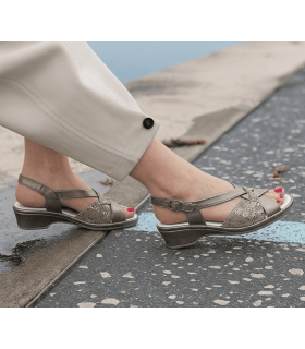 Sandalias mujer piel suave horma ancha de Lumel puestas