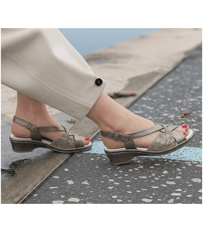 Sandalias mujer piel suave horma ancha de Lumel puestas