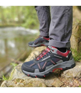 Zapatillas trekking hombre Gore-Tex Chiruca Sumatra puestas junto a un rio