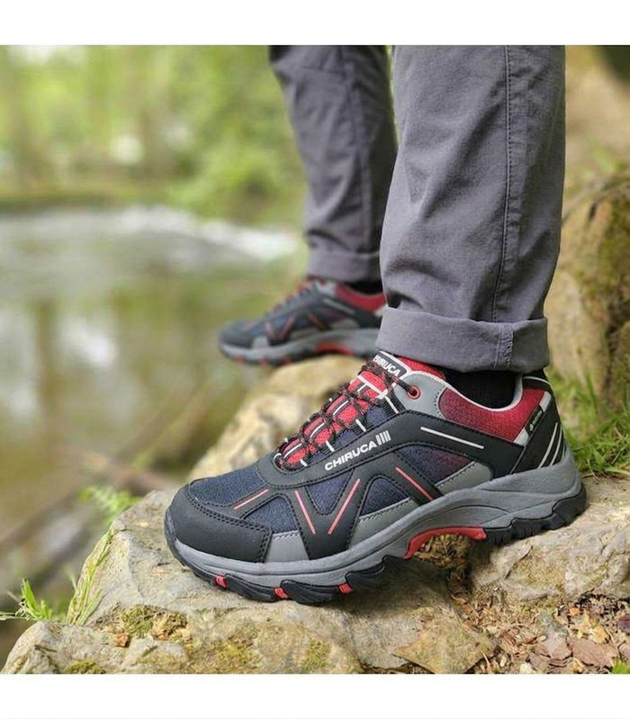 Zapatillas trekking hombre Gore-Tex Chiruca Sumatra puestas junto a un rio