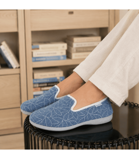 Zapatillas casa verano mujer cerradas Garrido Muro azules puestas
