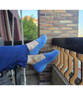 Zapatillas de casa cerrada de rizo, toalla de Cabrera puestas