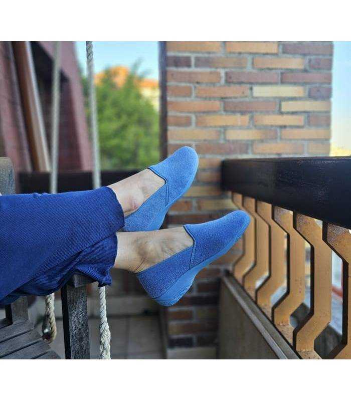 Zapatillas de casa cerrada de rizo, toalla de Cabrera puestas