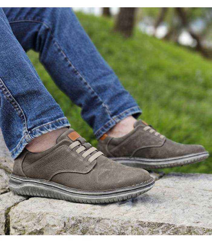 Zapatos hombre piel cómodos Zen verano puestos combinados con jeans