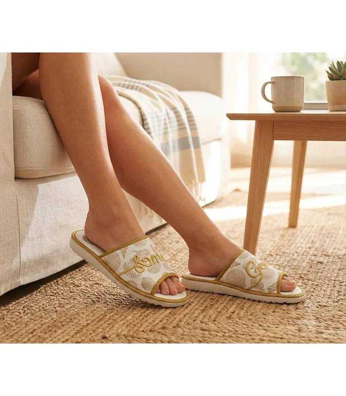 Zapatillas casa mujer verano Gomus abiertas ligeras puestas