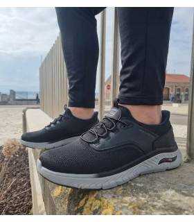 Zapatillas Skechers Slip-ins hombre Chozen negras puestas